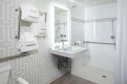 Standard King Room with Roll-in Shower - Mobility Accessible