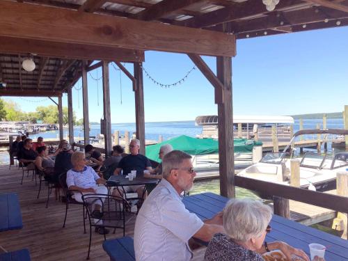 Showboat Motel Restaurant & Bar - image 5