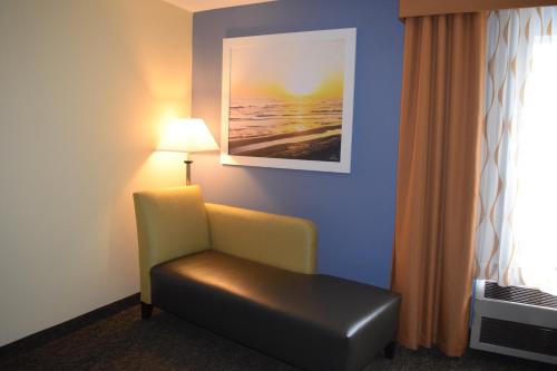 Days Inn by Wyndham Cadillac - image 2