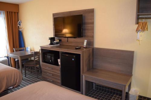 Days Inn by Wyndham Cadillac - image 13