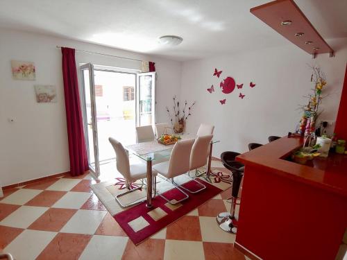 Apartments with a parking space Makarska - 17424