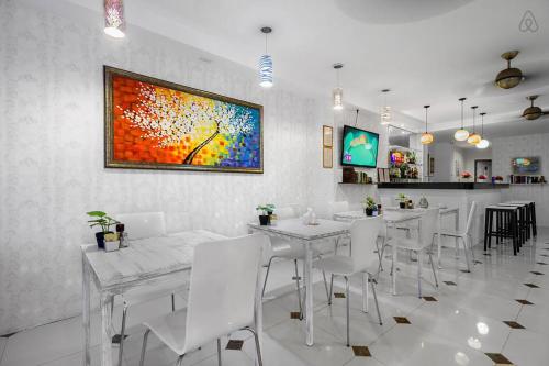 the shades hotel 50 meter beach front - 레스토랑