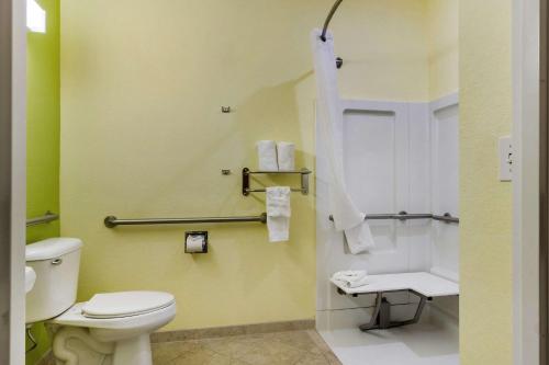 Quality Inn & Suites Lehigh Acres Fort Myers Room Type - Queen Room - Accessible/Non-Smoking