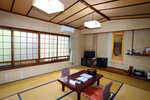 room detail thumbnail 1