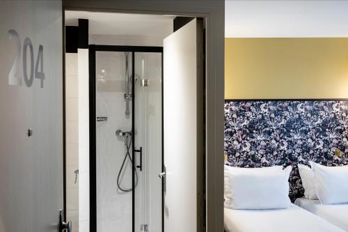 Best Price On Comfort Hotel Paris Lafayette Hotel Paris La