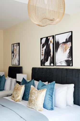 Aisiki Living at Alexandra Road, 2 Bedrooms & 2 Bathrooms with King or Twin beds and with FREE Wi-Fi & PARKING