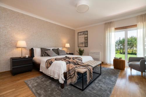  2 bed+terrace+parking+pool access on golf course! in Belas