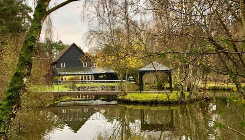 Great Hallingbury Manor - image 5