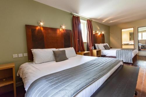 Great Hallingbury Manor - image 10