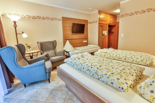 1 queen bed, 1 twin bed