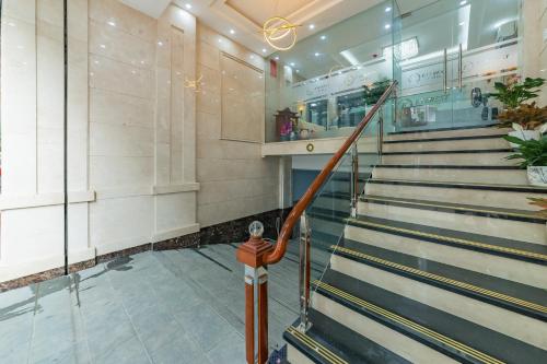 Entrance, EVEREST HOTEL near So Crossroad