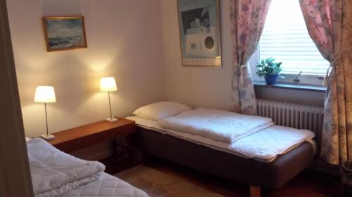 2 twin beds