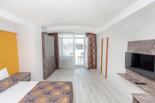 The Breeze Hotel - image 12