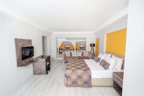 The Breeze Hotel - image 7