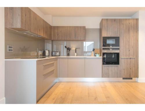 Elegant 2-bedroom Flat Vith Views In Battersea, , London