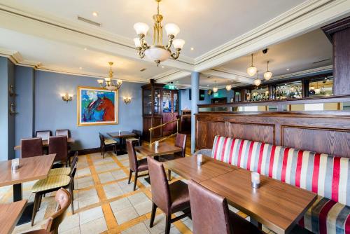 Bar/ Salón, Commodore Hotel in Cobh