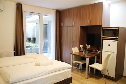 Corvin holiday Apartments hotel - image 9