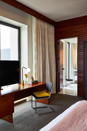 206754935 Fairlane Hotel Nashville, by Oliver