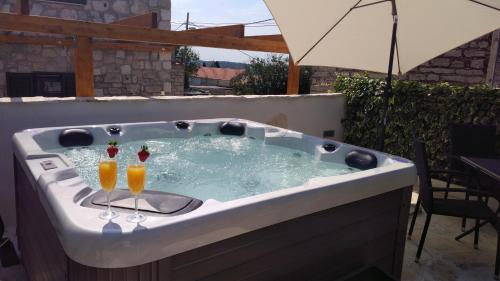  Vacation home Toma with private outdoor jacuzzi, Pension in Donje Selo na Šolti