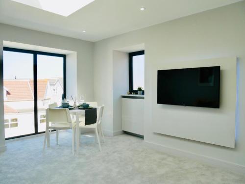 Stunning Sea View Apartment Near the Beach, Bournemouth & Poole 3