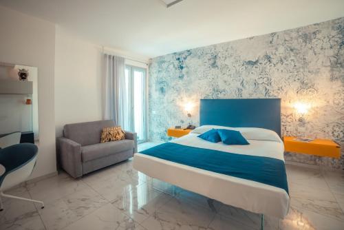 1 queen bed, 1 sofa bed