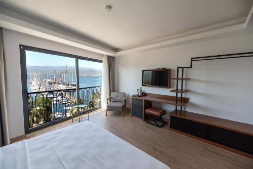 Double Room with Sea View image 7