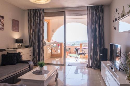 One-Bedroom Apartment image 2
