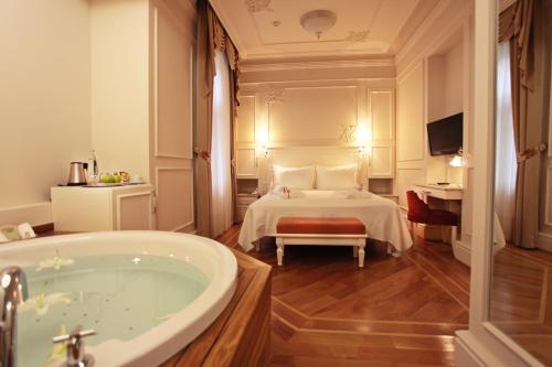 Corinne Art & Boutique Hotel Room Type - Classic Room with Hot Tub