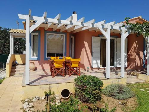  Beach house with a magestic atmosphere near Loutraki in 20100 Kalamáki