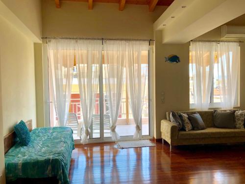  Spacious luxurious two-level apartment, Pension in Loutraki bei Kalamáki