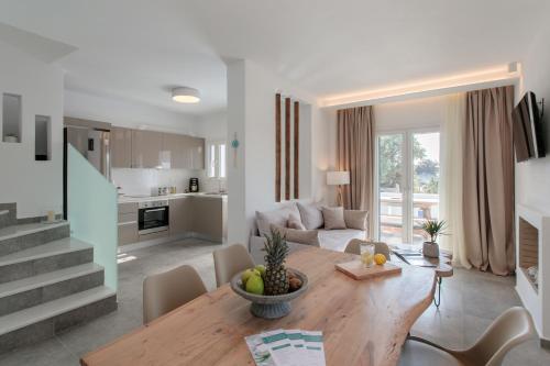 virtuve, Cedar Forest Alyko Oceanfront 4BR Villa with Private Heated Pool & Beach Access in Pirgaki