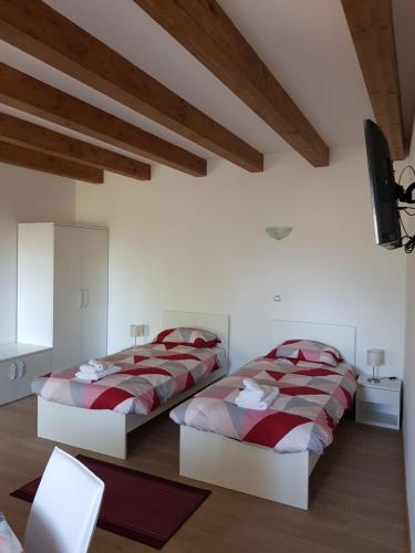 2 twin beds