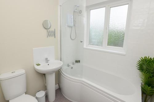 Bathroom, Cosy House in the heart of Beeston with FREE Parking and WiFi in Beeston Central