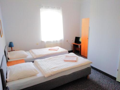 2 twin beds