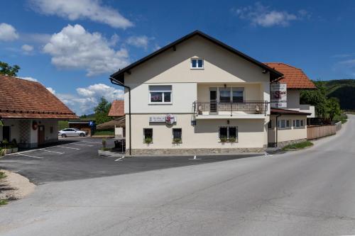 Guesthouse & Apartments PRI STANI