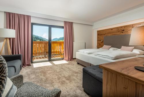 Superior Double Room with Balcony and City View image 6