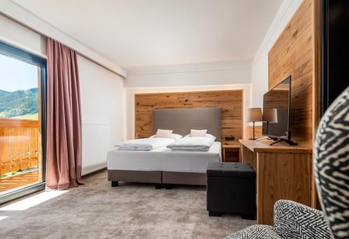 Suite with Balcony and View image 4