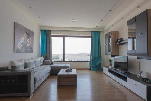  Top Floor Downtown Port View in Kavala