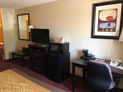 Super 8 by Wyndham Omaha SW - image 4