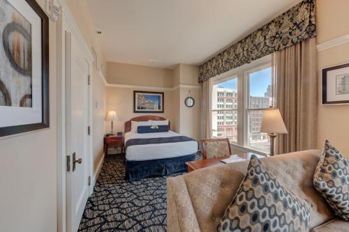 Gaslamp Plaza Suites