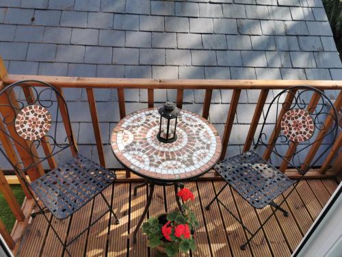 Victoriana Apartment - Private Balcony 5