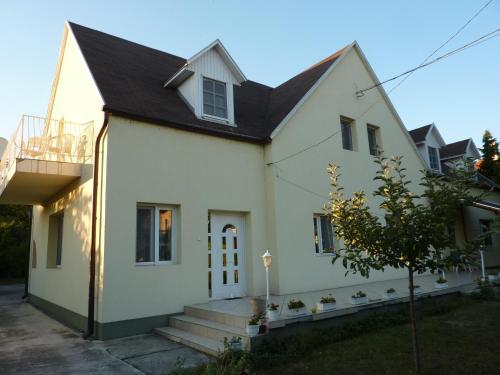 Intrare, Bridgehaus in Balatonfured