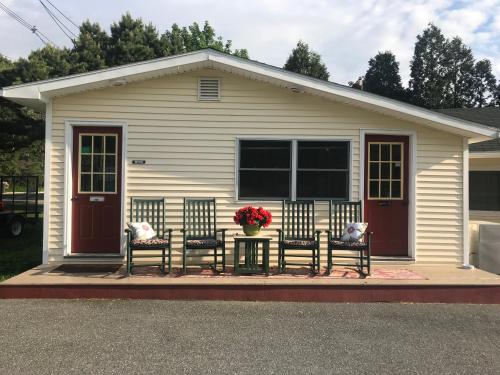 Gallagher’s Travels Bar Harbor Motel and Cottages