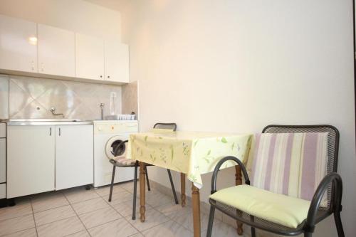 Apartments by the sea Duce Omis - 8680 - image 8