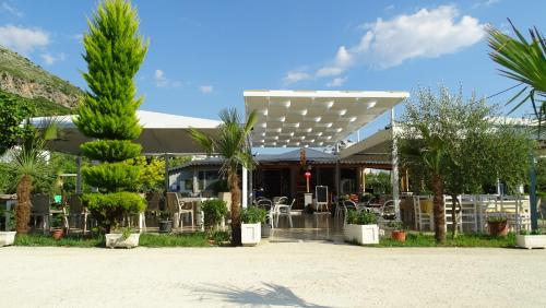 Hotel Beach Restaurant Fabio in Qazim Pali