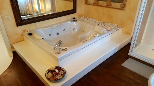 Suite with Hot Tub