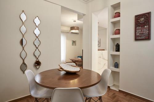 Cozy and Bright 2BD Apartment in Kolonaki - image 3