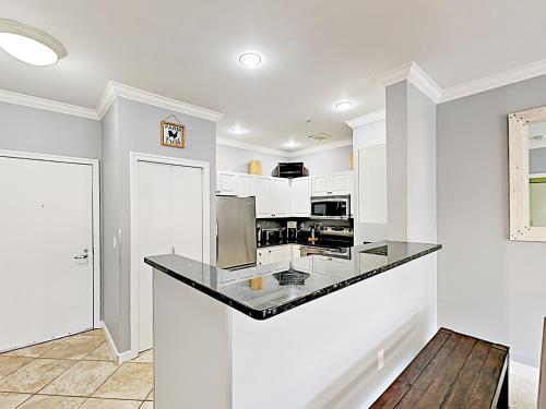 New Listing! Chic Belltown Court Condo With Pool Condo - image 9