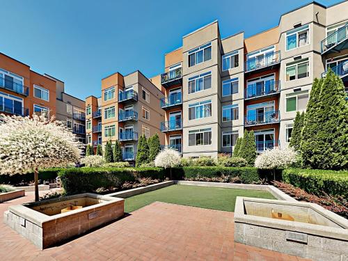 New Listing! Chic Belltown Court Condo With Pool Condo - image 2