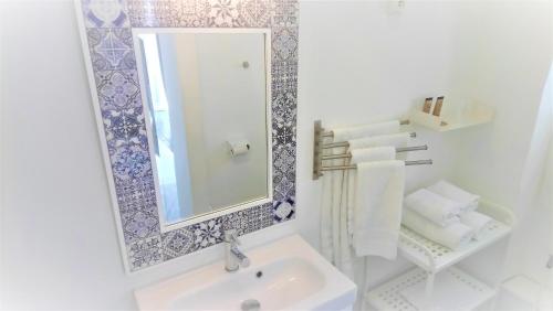 King Suite with Pool View image 7